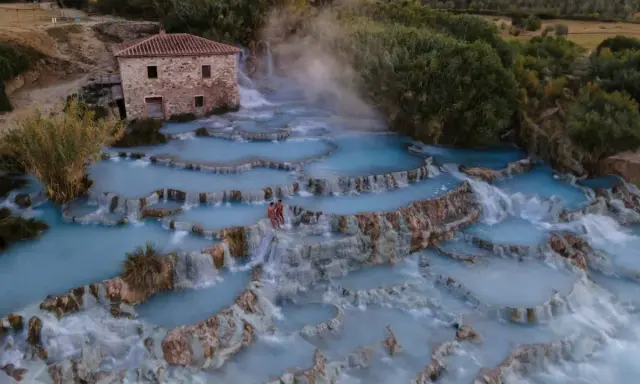 Cascate naturali con acqua azzurra e vapore, un luogo idilliaco per godersi le terme di Saturnia gratis.