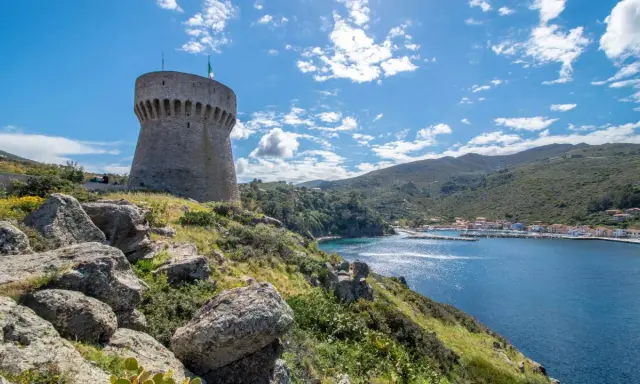Torre del Compagno, un must tra le cose da vedere a Capraia, domina il golfo azzurro e il borgo colorato.