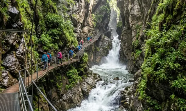 Sentiero sospeso tra le rocce e la vegetazione lussureggiante, con cascate fragorose che scendono nel **orrido di Bellano**.