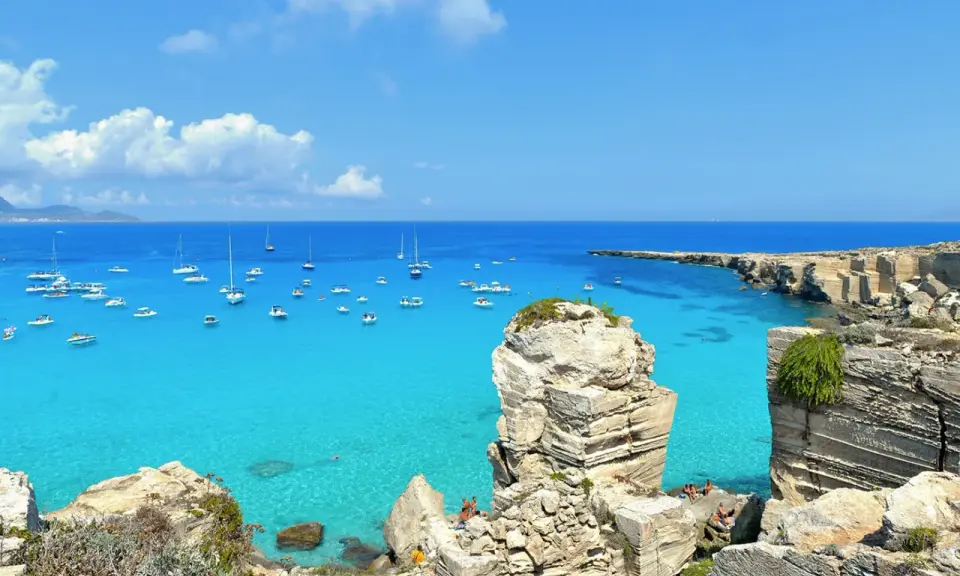 Acque cristalline e barche ancorate, un paradiso che fa sognare dove si trova l'isola di Favignana.