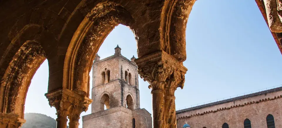 Archi decorati e campanile del Duomo di Monreale, un luogo imperdibile da vedere in Sicilia.