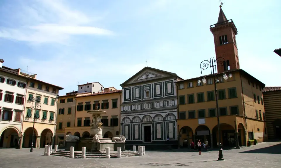 Piazza del Duomo a Empoli: cosa vedere in un giorno. Fontana, chiese e torri, un gioiello toscano.