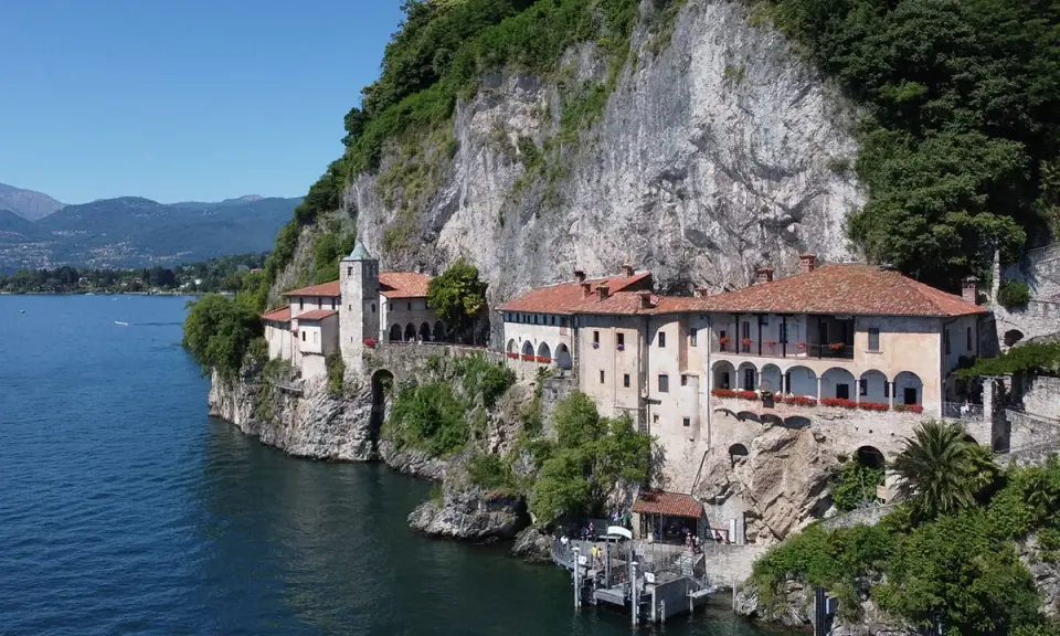 Eremo di Santa Caterina del Sasso, uno dei borghi belli vicino a Varese, aggrappato alla roccia sul Lago Maggiore.