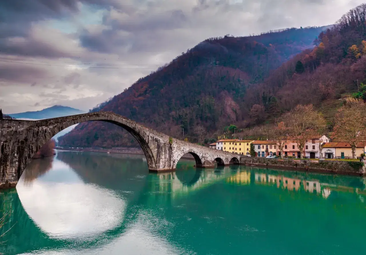 Ponte del Diavolo, un'idea per cosa vedere a Lucca e dintorni in 3 giorni. Case colorate e fiume smeraldo.