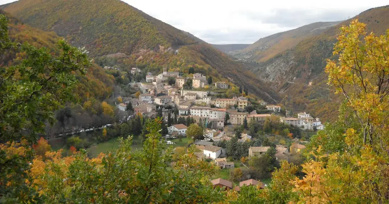 Un incantevole borgo da visitare in provincia di Macerata, immerso tra le colline marchigiane in autunno.