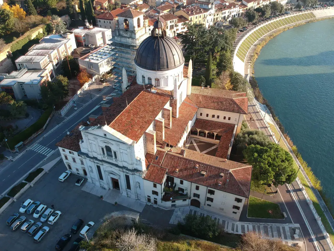 Vista aerea della chiesa di San Giorgio a Verona, con la cupola imponente e il fiume Adige che scorre placido accanto.