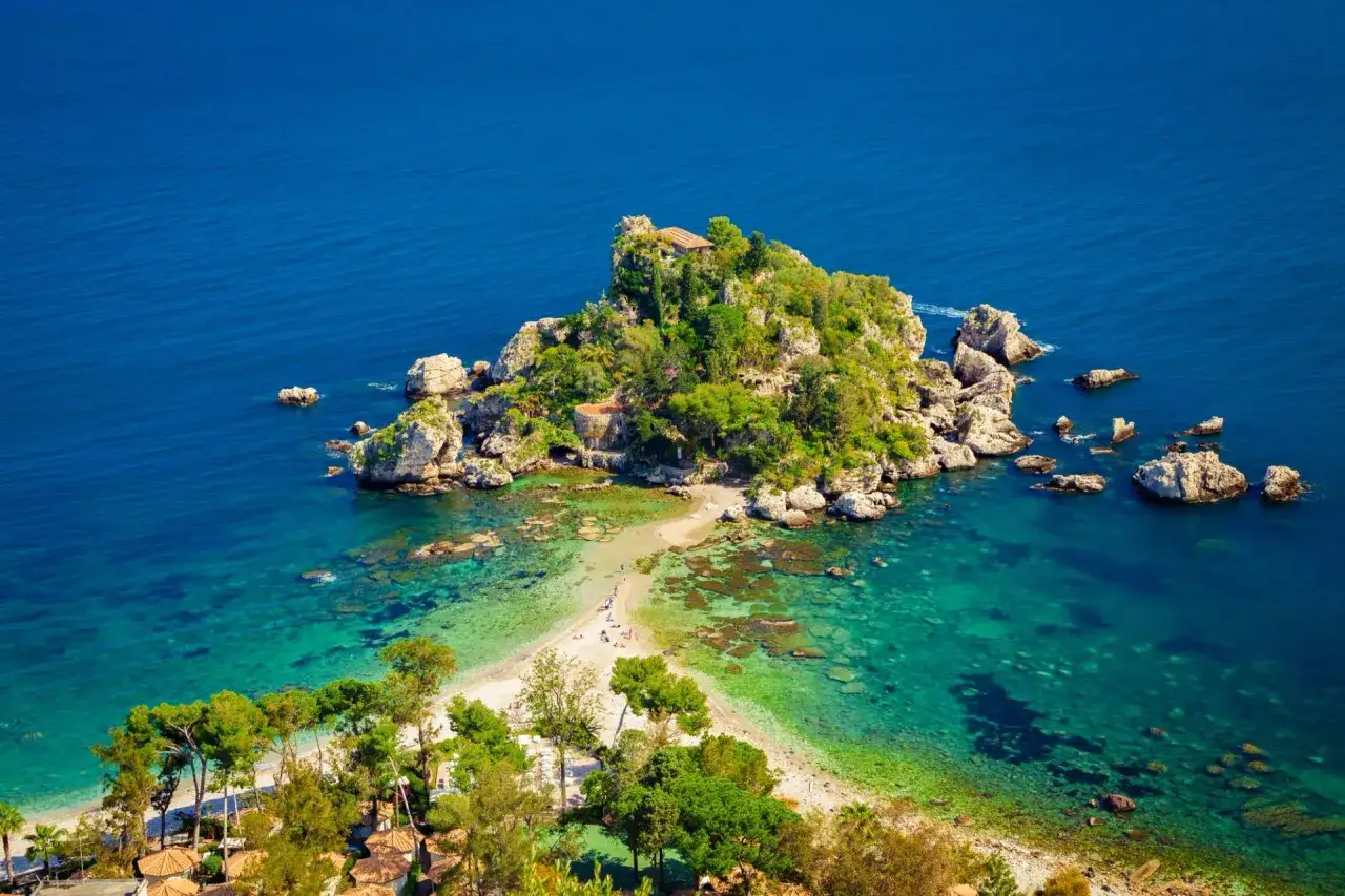 Isola Bella, una perla per le vacanze isole della Sicilia, con acque cristalline e vegetazione lussureggiante.