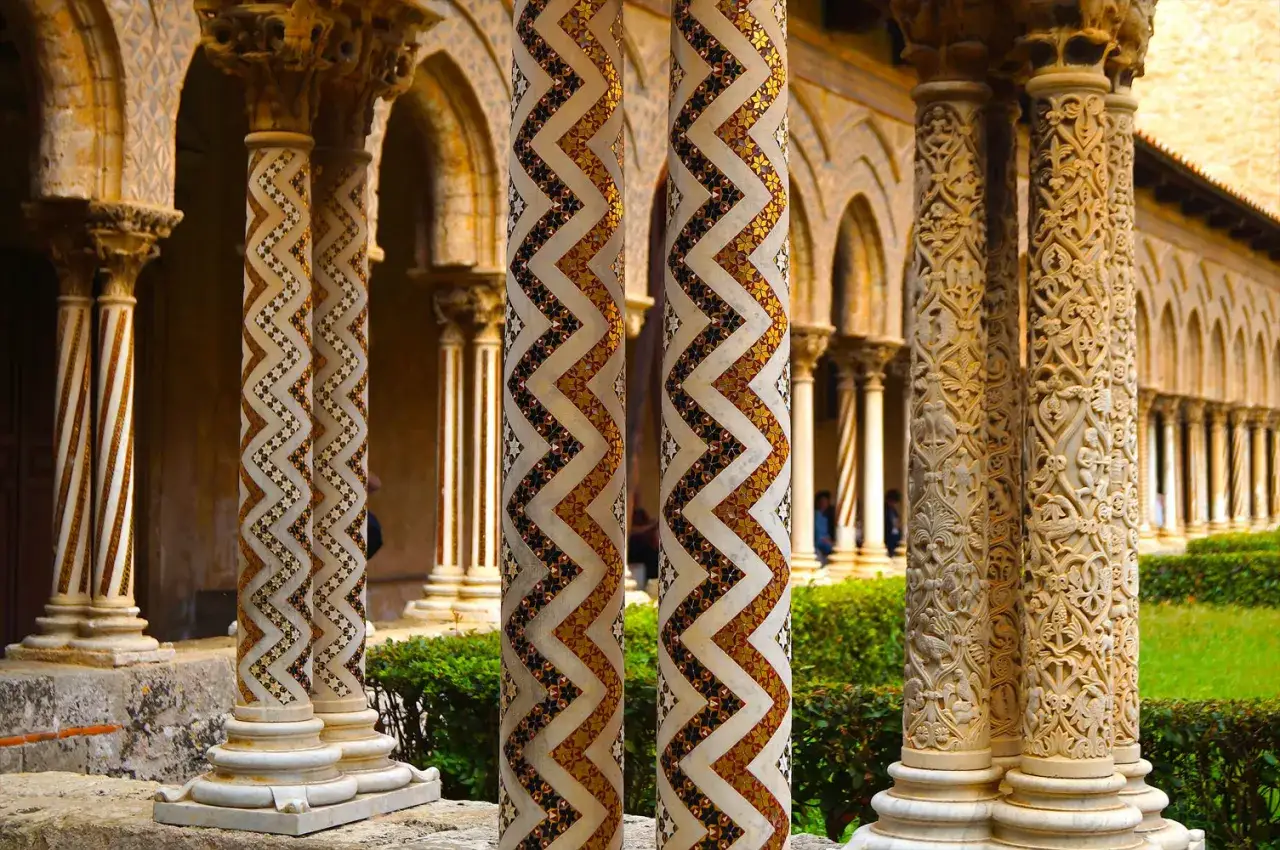 Monreale: colonne decorate con mosaici e intagli, un dettaglio da non perdere nel chiostro.