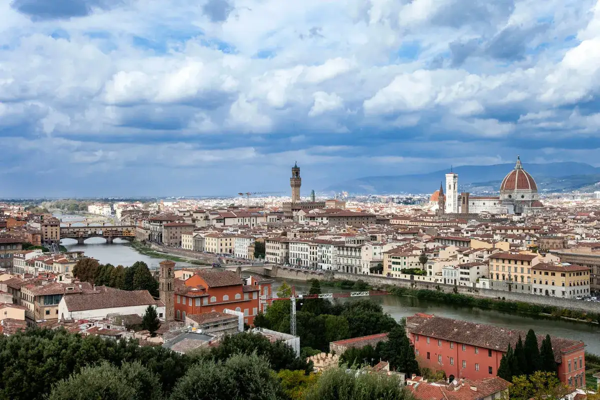 Panoramica di Firenze con Ponte Vecchio, Duomo e Palazzo Vecchio. Un'idea di cosa vedere a Firenze in un giorno.