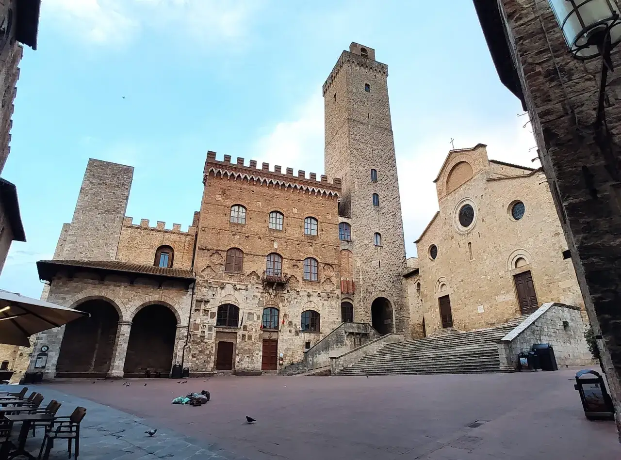 Piazza Duomo a San Gimignano: torri medievali, Duomo e Palazzo Comunale. Ideale per scoprire cosa vedere in mezza giornata.