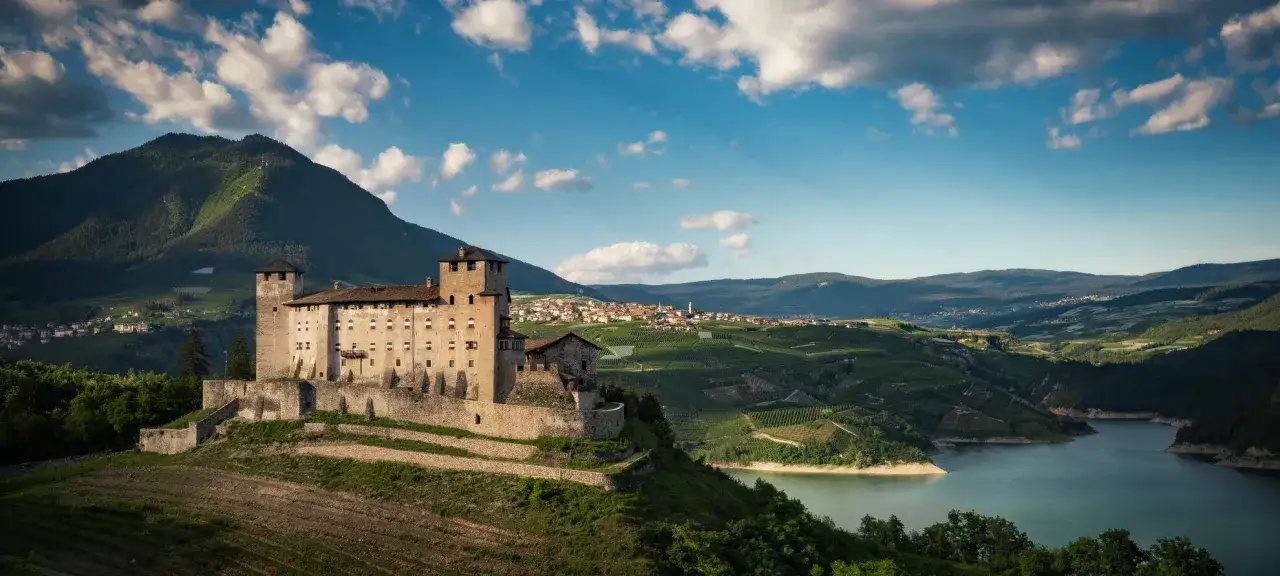 Castello medievale domina un paesaggio di vigneti e laghi, con borghi pittoreschi nei paesi Val di Non.