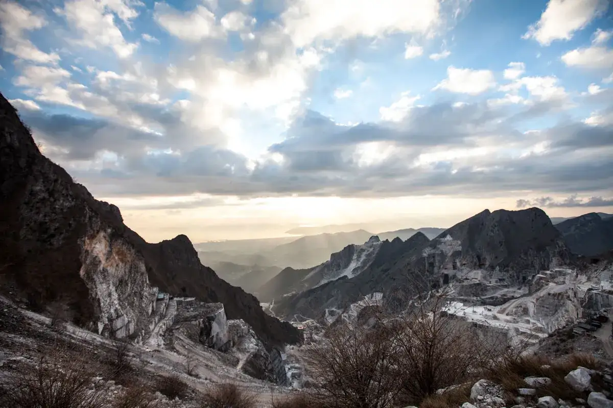 Alpi Apuane: cave di marmo illuminate dal sole al tramonto, un paesaggio mozzafiato da scoprire.