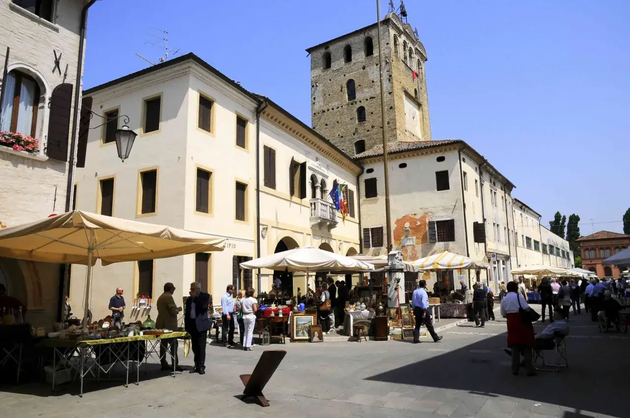 Mercato domenicale a Portobuffol&egrave;, cosa vedere: bancarelle d'antiquariato e il maestoso torrione medievale.