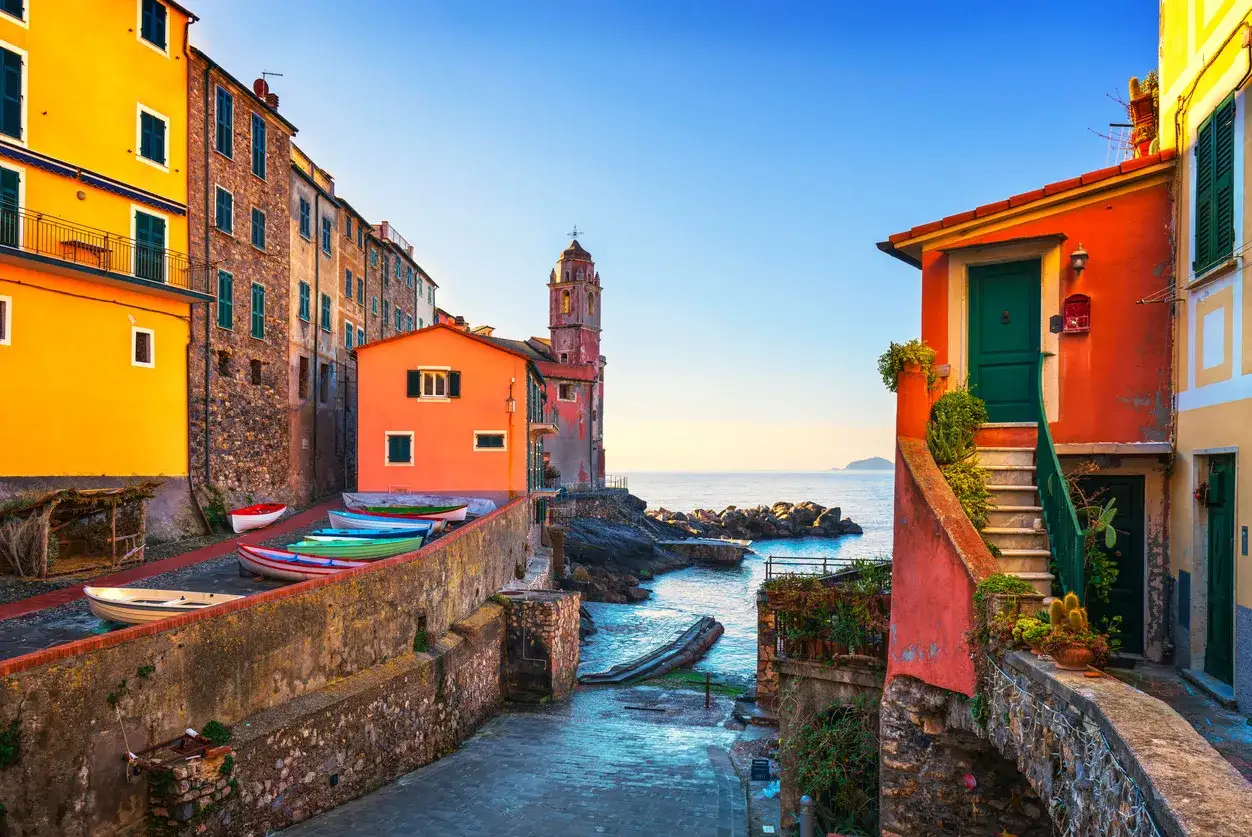 Coloratissimi liguria paesi sul mare, con barche ormeggiate e case a picco sull'acqua.