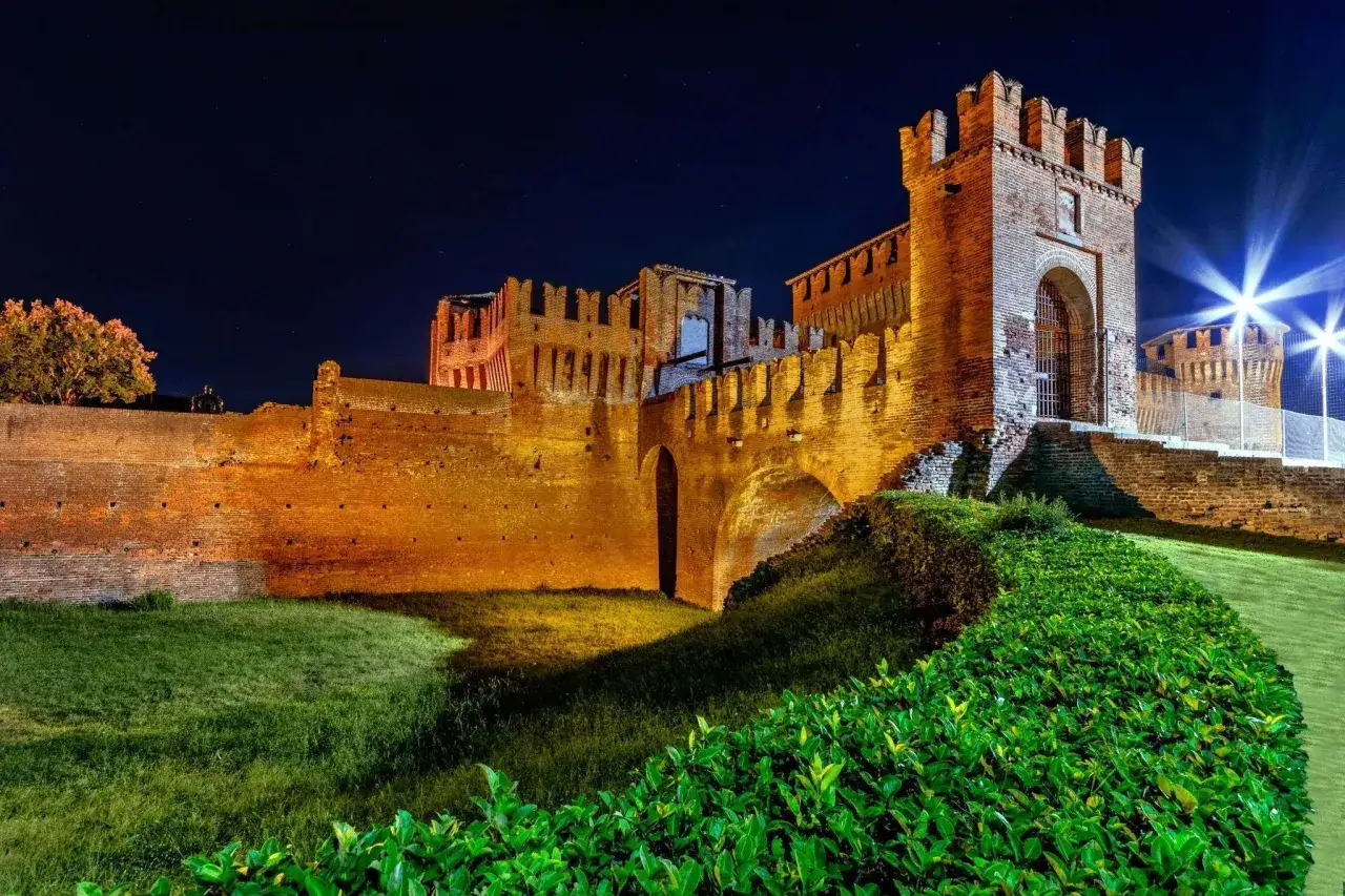 Castello illuminato di notte, un esempio dei borghi belli vicino Cremona.