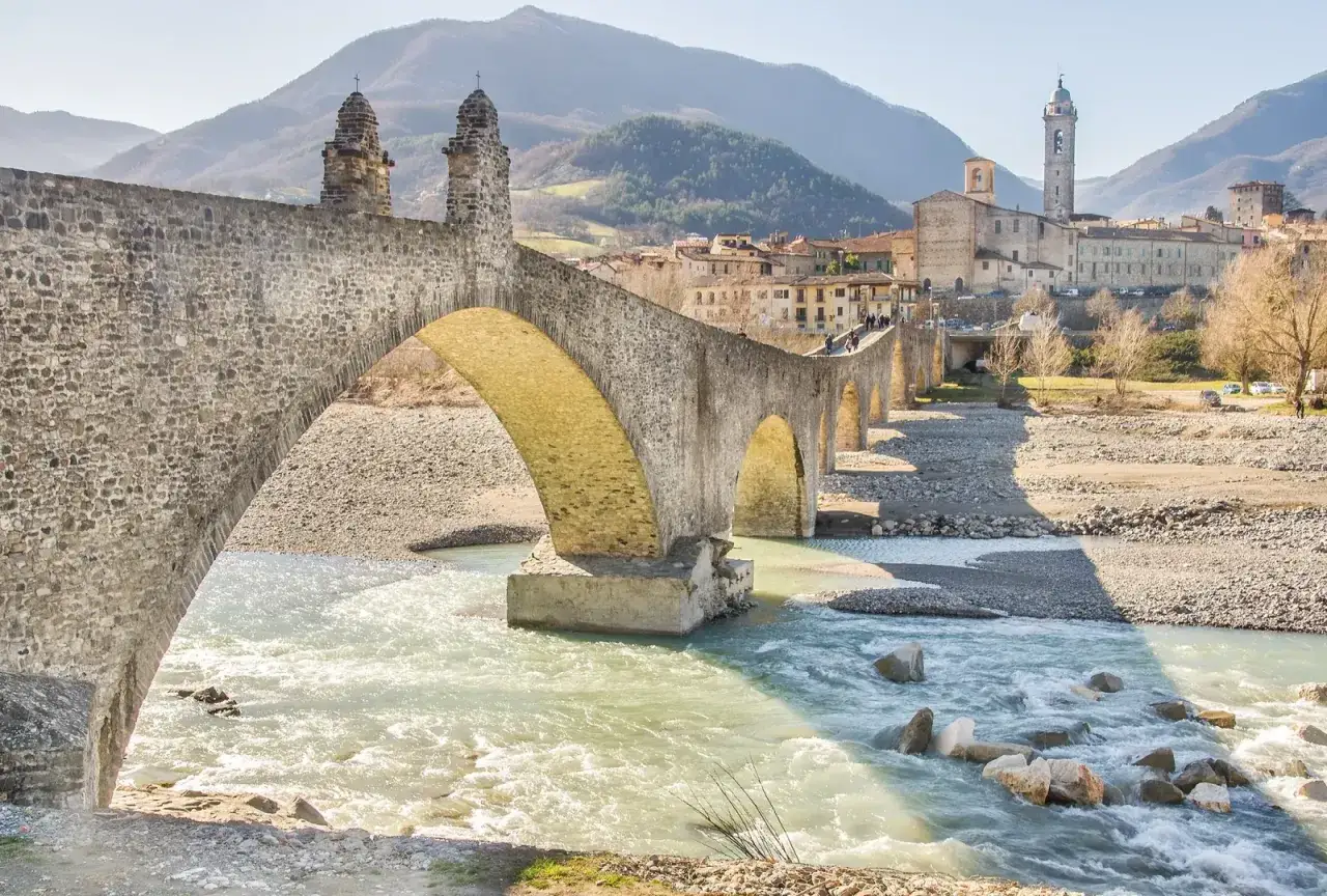 Ponte Gobbo, simbolo di Bobbio borgo dei borghi, attraversa il fiume Trebbia con le sue arcate storiche.