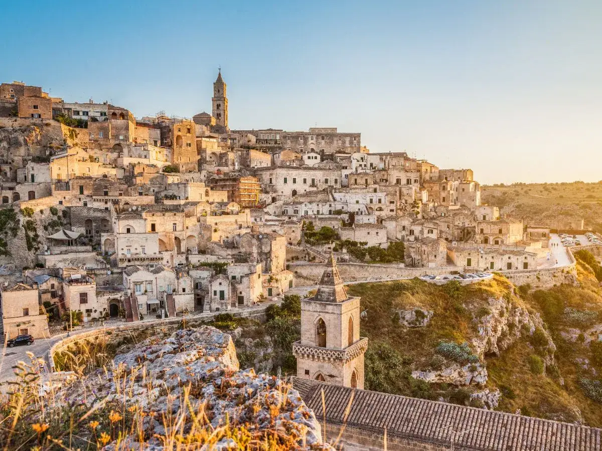 Antica citt&agrave; rupestre, uno dei borghi da visitare in provincia di Potenza, illuminata dal sole al tramonto.