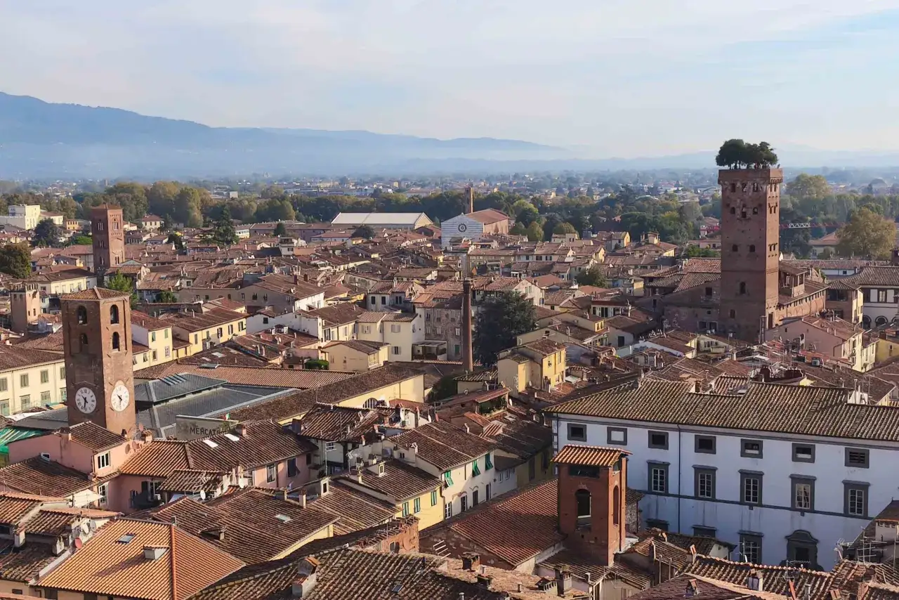 Panoramica di Lucca con torri medievali e tetti rossi, ideale per scoprire cosa vedere a Lucca in 2 giorni.
