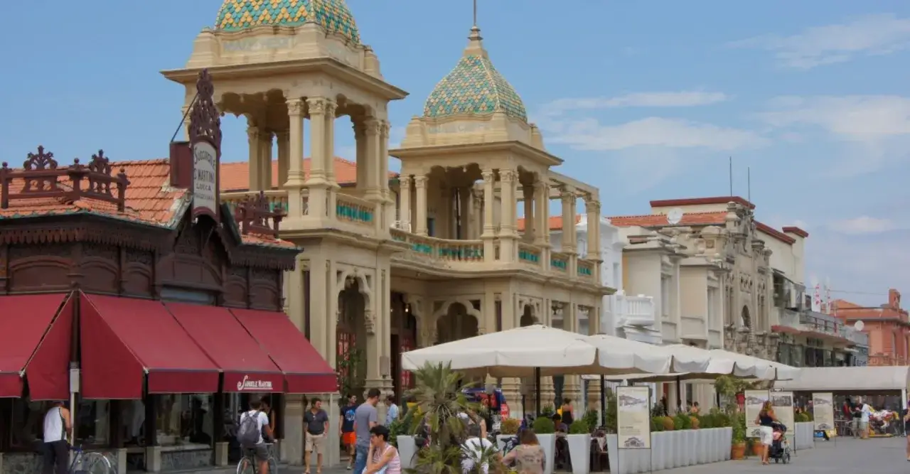 Edifici storici e caff&egrave; all'aperto sul lungomare, perfetti per scoprire cosa vedere a Viareggio in un giorno.