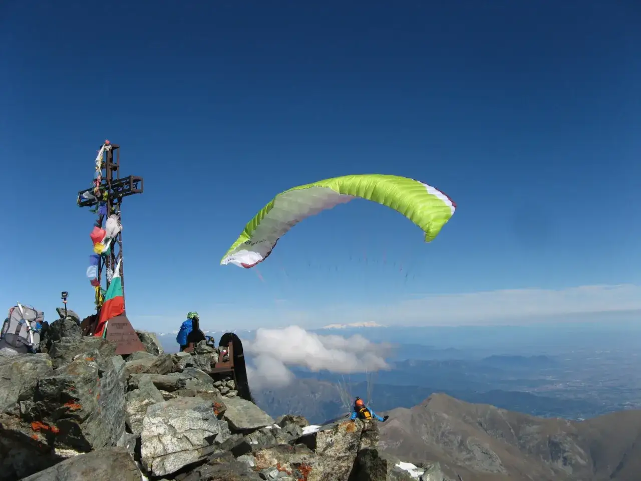 Vetta del Monviso, via normale. Parapendio in volo con vista panoramica sulle Alpi.