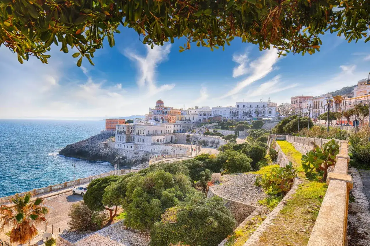 Panoramica di Santa Maria di Leuca, con il mare blu, edifici bianchi e verdi giardini. Perfetto per scoprire cosa vedere alla Maddalena a piedi.