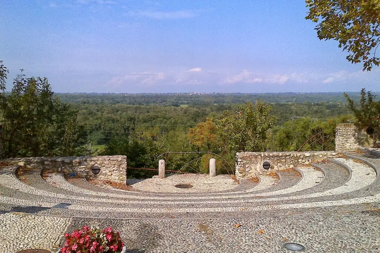 Anfiteatro in ciottoli con vista sulla campagna, vicino a via Gaggio Lonate Pozzolo.