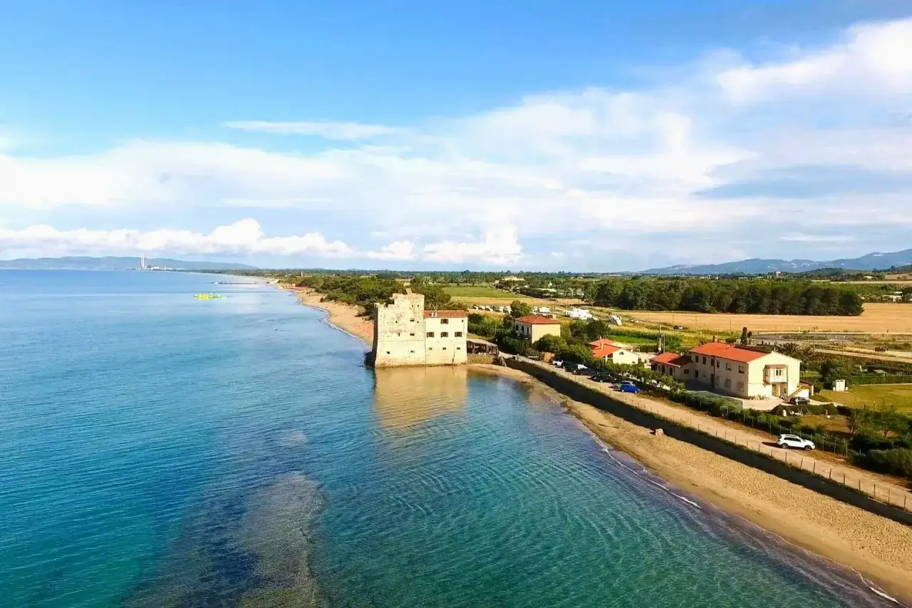 Spiaggia Torre Mozza, Follonica: splendida vista sul mare turchese e la torre storica. Come arrivare facilmente a questo angolo di paradiso.