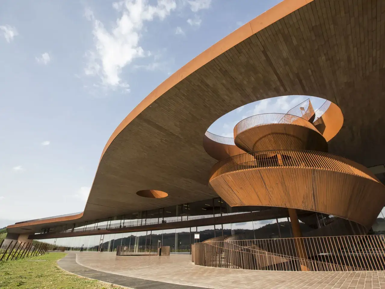 Edificio moderno con scala a chiocciola in corten, ideale per un tour cantine toscana.