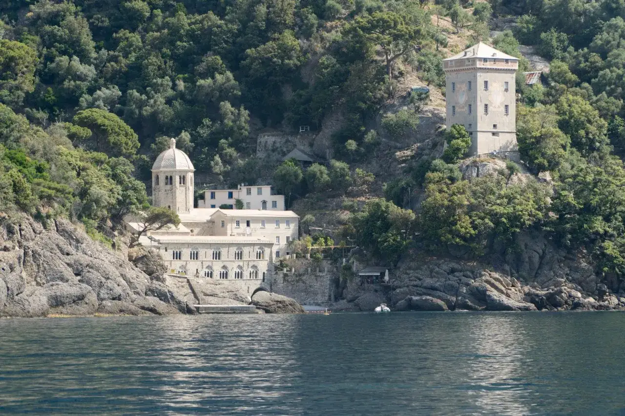 Abbazia di San Fruttuoso, gioiello incastonato tra le rocce vicino a Camogli, vista dal mare.