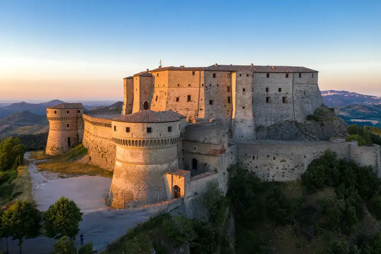 Fortezza di San Leo, Emilia Romagna, domina il paesaggio al tramonto. Un luogo storico che sembra uscito da un racconto.