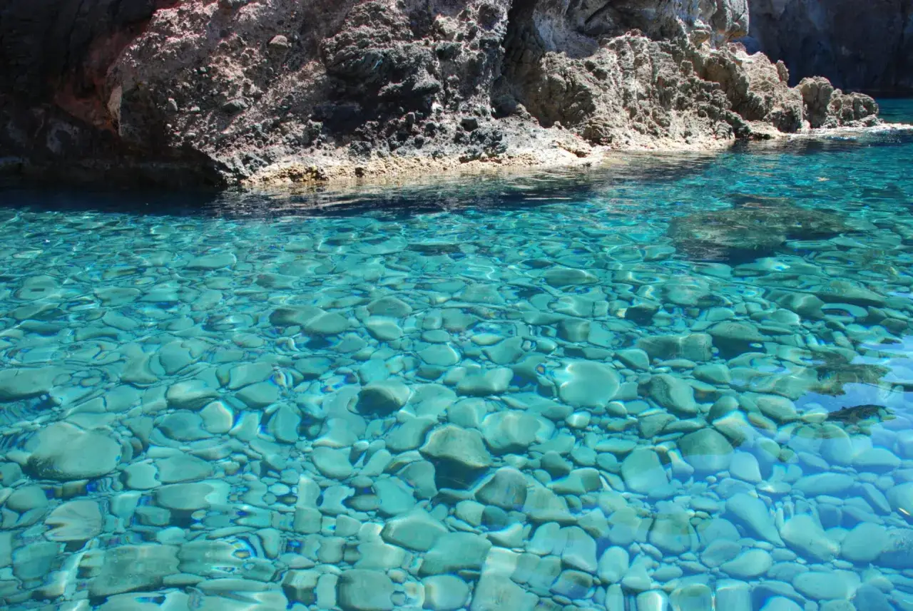 Acque cristalline e rocce scure: un angolo di paradiso da scoprire, tra le meraviglie da vedere a Capraia.