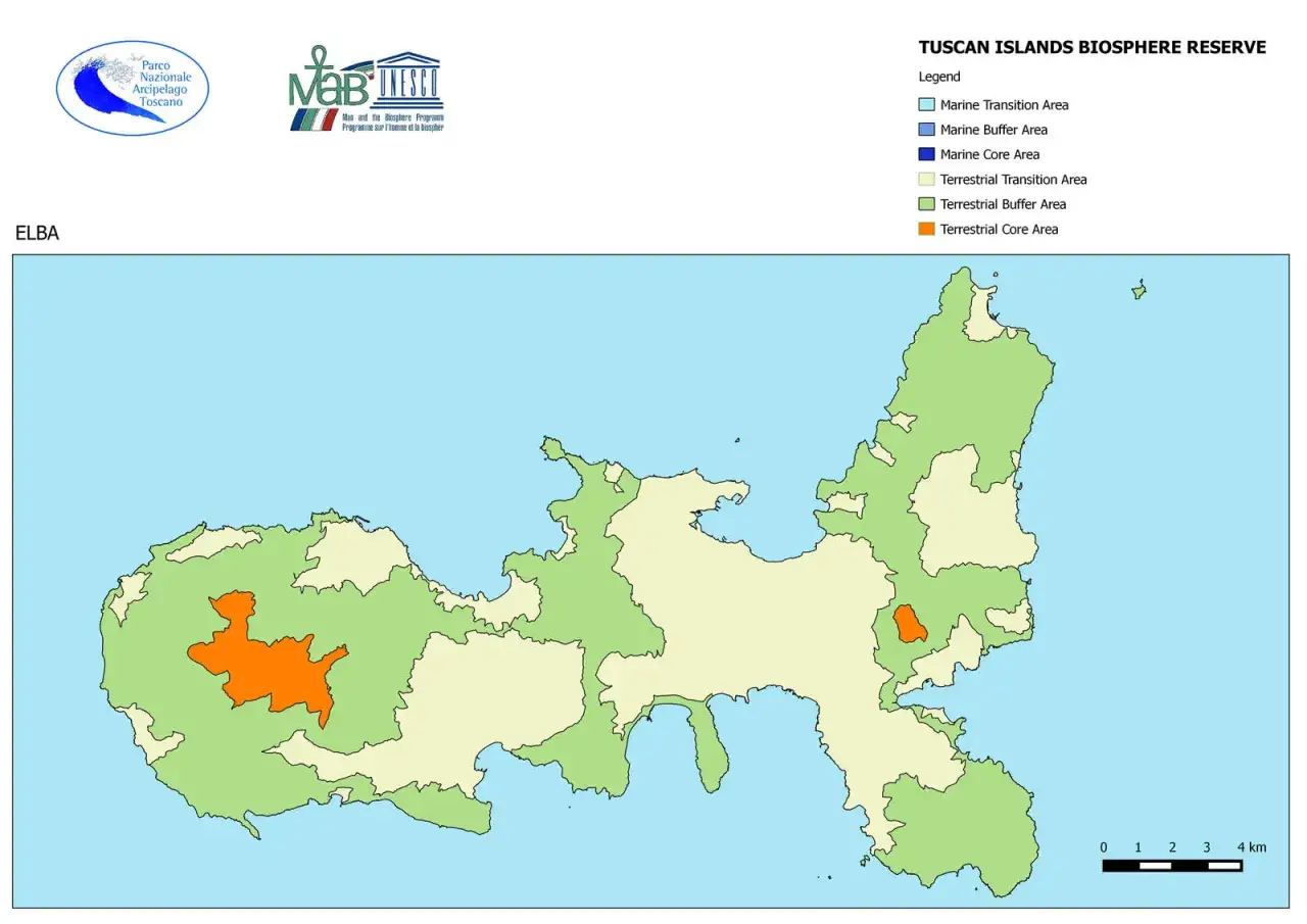Mappa dell'isola d'Elba, parte della Riserva della Biosfera delle Isole Toscane, con aree terrestri e marine evidenziate.