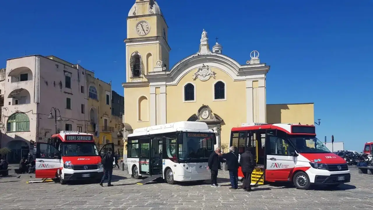 Autobus elettrici pronti per scoprire come muoversi a Procida. Un modo ecologico per esplorare l'isola.