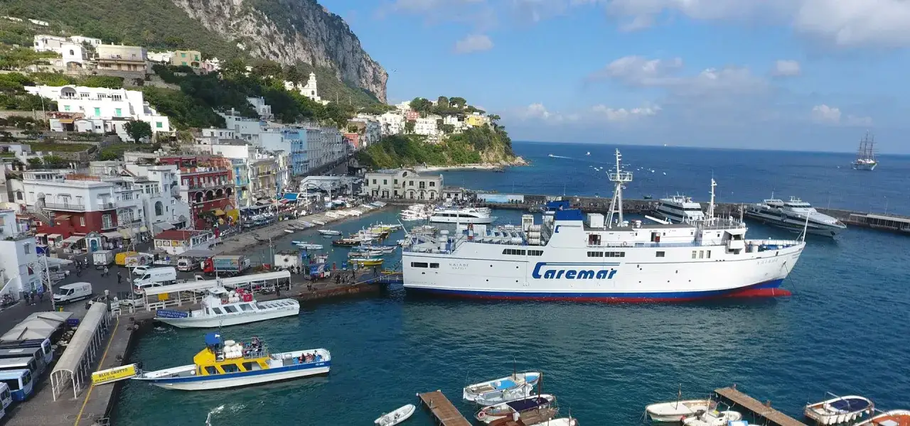 Porto di Capri con traghetti Caremar e barche, ideale per capire come raggiungere Capri da Napoli.