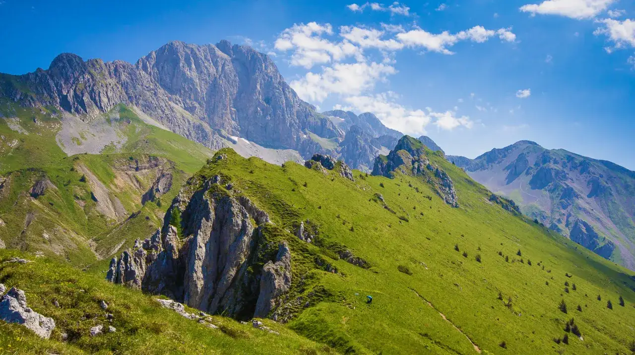 Panorami mozzafiato in Val Seriana, perfetti per passeggiate facili tra prati verdi e cime maestose sotto un cielo azzurro.