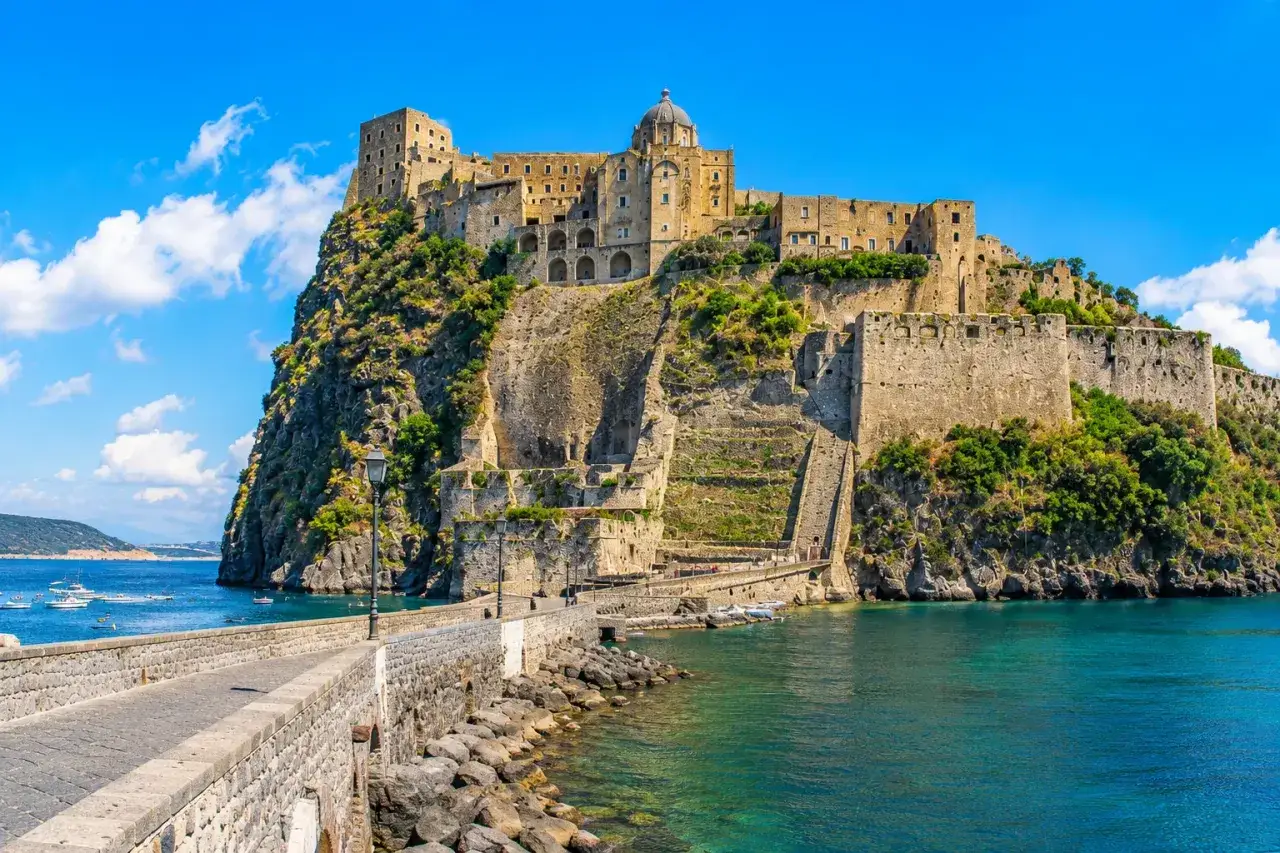 Il Castello Aragonese su uno scoglio a picco sul mare, un'idea di cosa vedere a Ischia in un giorno.
