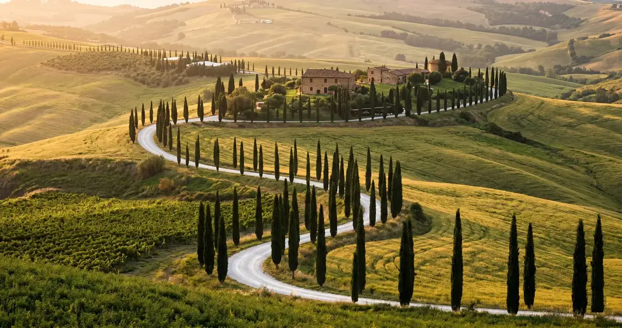 Un suggestivo itinerario Val d'Orcia 2 giorni: cipressi fiancheggiano una strada tortuosa tra dolci colline dorate e un casale toscano.