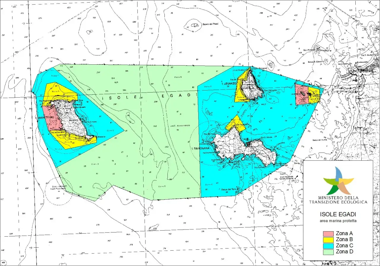 Mappa delle Isole Egadi, con evidenziata la posizione di Favignana, Marettimo e Levanzo, e le zone marine protette.