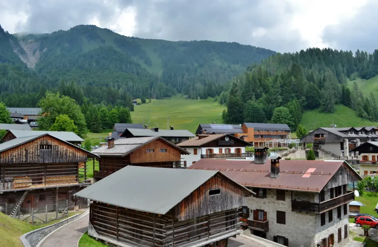 Un incantevole villaggio di borghi medievali friulani, incastonato tra verdi montagne e boschi lussureggianti.