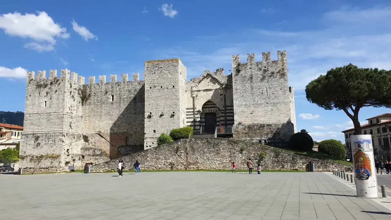 Il Castello dell'Imperatore a Prato, un must per chi cerca cosa vedere a Prato in un giorno, con la sua imponente architettura medievale.