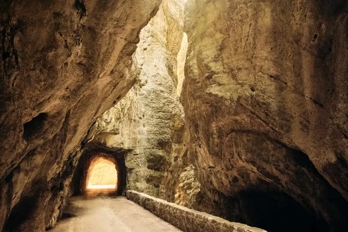 Sentiero scavato nella roccia, un tunnel naturale che porta alla luce. Un'avventura tra le tremosine sul Garda.