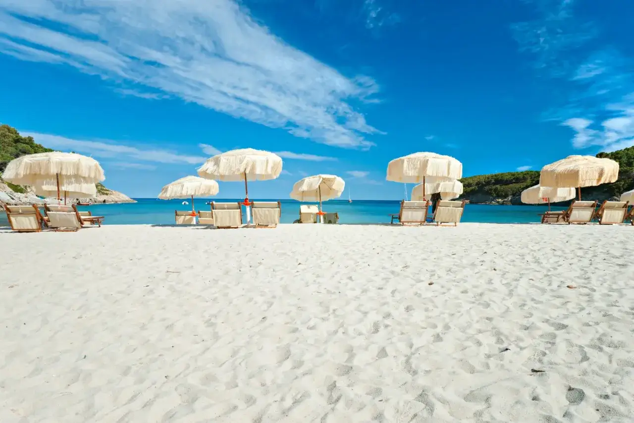Spiagge bianche e mare cristallino, lettini e ombrelloni pronti per accogliere i visitatori in una delle spiagge più belle dell'isola d'Elba.