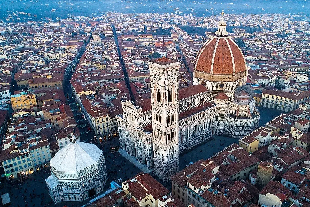 Vista aerea di Firenze: il Duomo, il Campanile di Giotto e il Battistero. Imperdibile per chi visita la città, ecco cosa vedere assolutamente a Firenze.