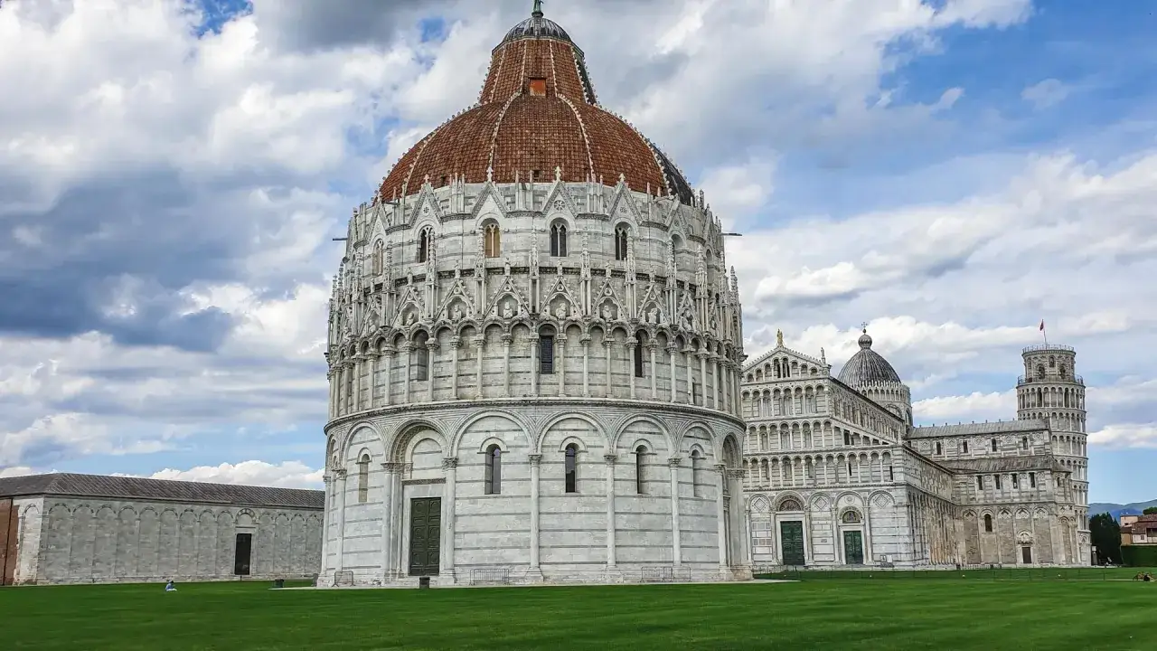 Piazza dei Miracoli con Battistero, Duomo e Torre Pendente: un'idea di cosa vedere a Pisa in 3 giorni.