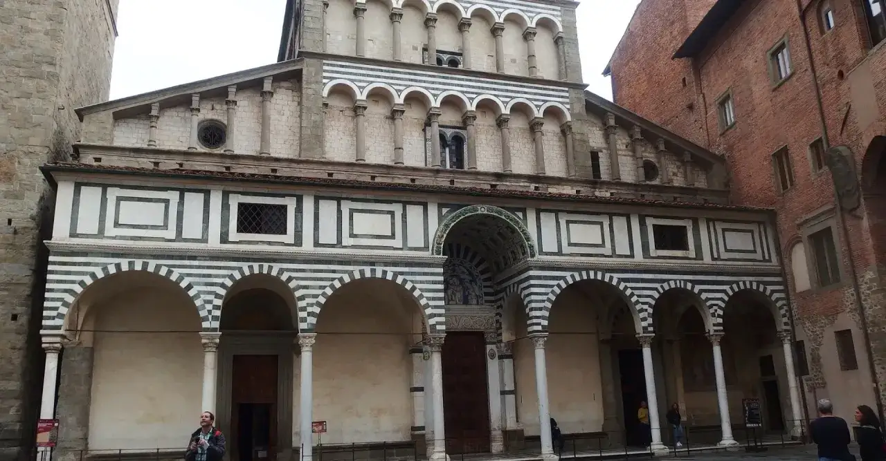 La facciata a strisce bianche e verdi del Duomo di Pistoia, un must per chi visita Pistoia in un giorno.