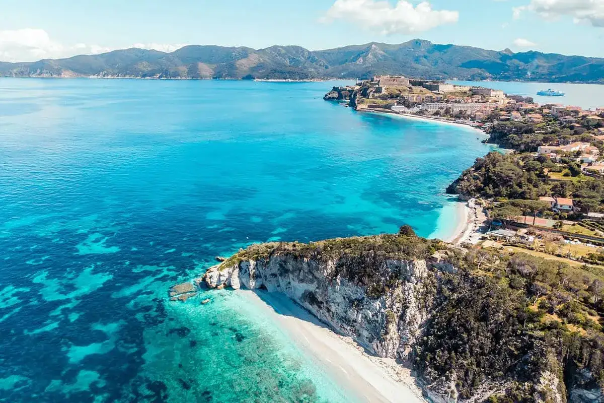 Splendida località mare toscana con acque cristalline, spiagge bianche e un borgo storico arroccato su un promontorio.