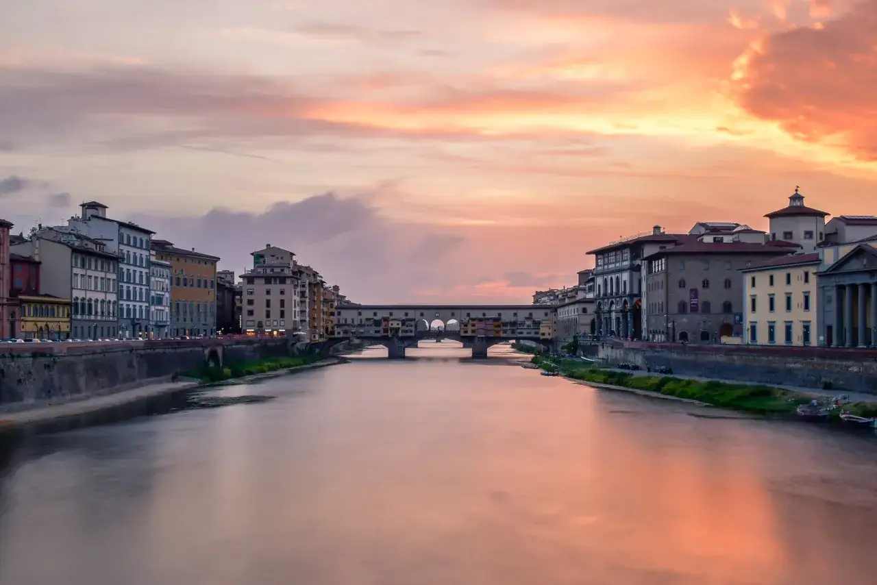 Ponte Vecchio e il fiume Arno al tramonto, un'icona della capitale della Toscana.