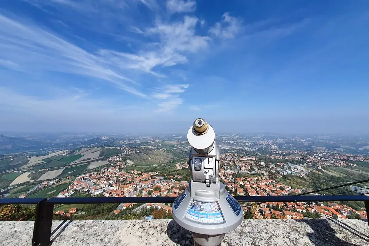 Telescopio con vista panoramica su San Marino. Perfetto per scoprire cosa vedere a San Marino in un giorno, con un panorama mozzafiato.