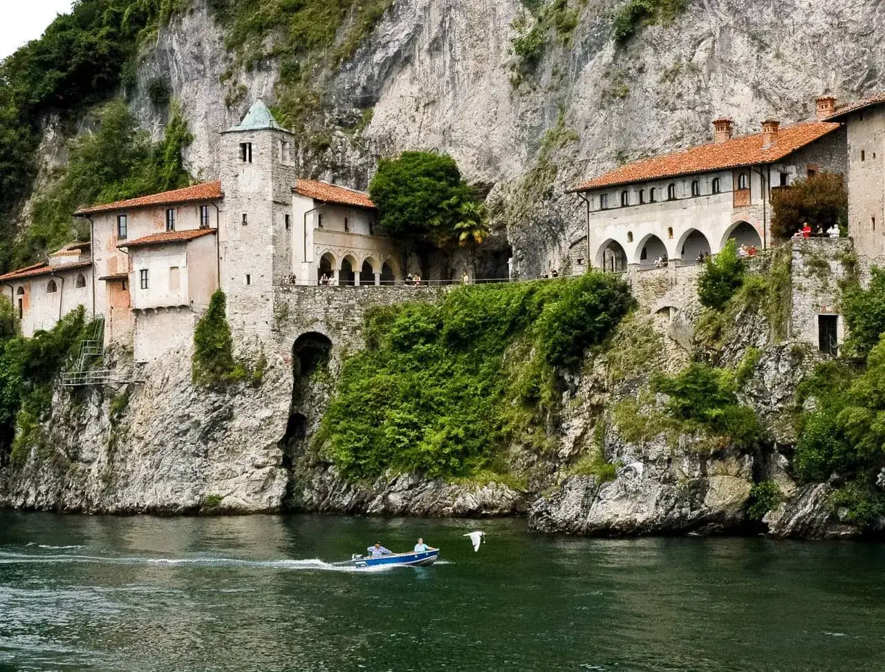 Eremo di Santa Caterina del Sasso, uno dei borghi belli vicino a Varese, aggrappato alla roccia sul lago.