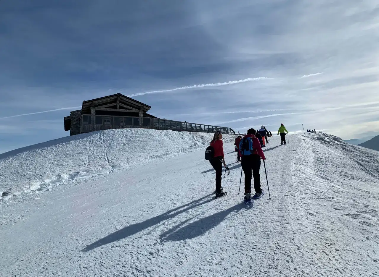 Escursione con le ciaspole in uno dei tanti posti belli in montagna in Piemonte d'inverno, con un rifugio in cima.
